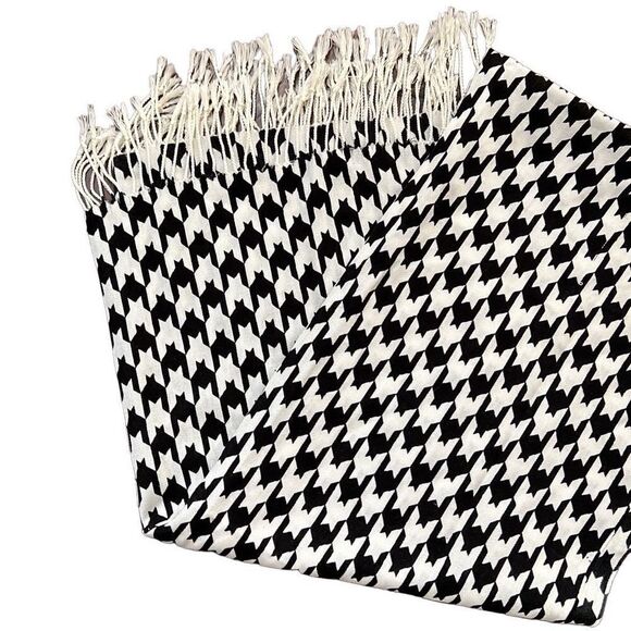 Houndstooth scarf  - Picture 1 of 2